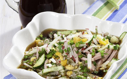 Традиционная русская окрошка с колбасой