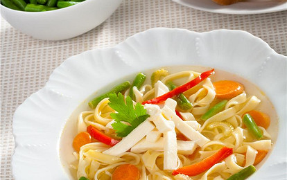 Овощной суп с лапшой и сыром