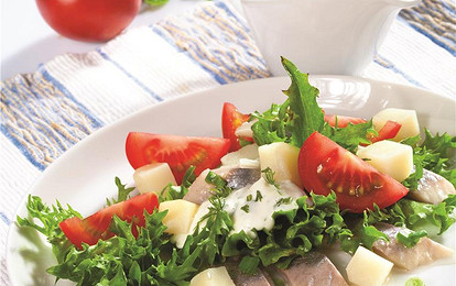 Селедочный салат с помидорами