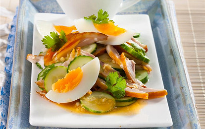 Салат из копченого куриного филе с яйцами