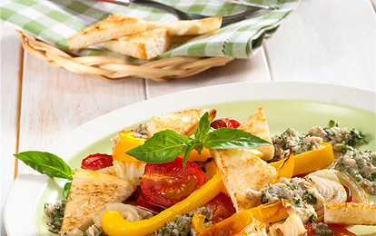 Тосканский салат с гренками и анчоусами