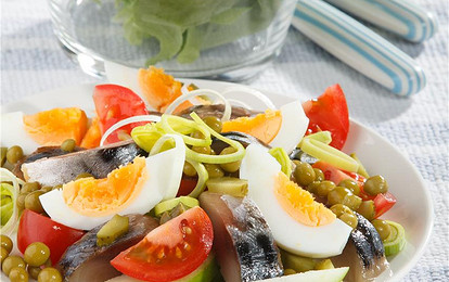 Рыбный салат с яблоком