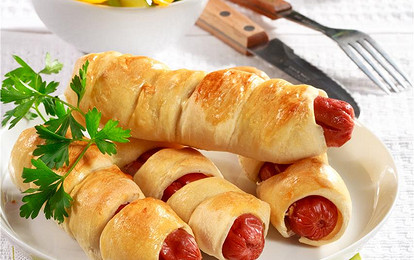 Сосиски, запеченные в дрожжевом тесте