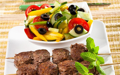 Мясные шарики с мятой на шпажках