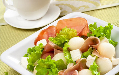 Салат из дыни с моцареллой