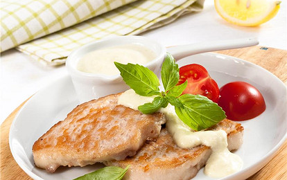 Свиные шницели в соусе из кабачков