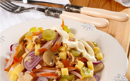 Куриный салат с виноградом и грибами