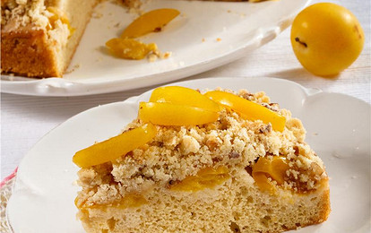 Сливовый пирог с посыпкой