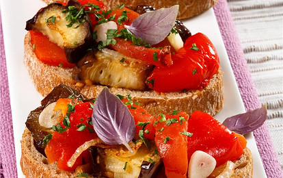 Закуска из баклажанов с помидорами и сладким перцем