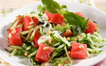 Салат из арбуза и огурцов