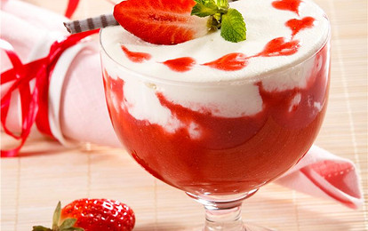 Смузи из клубники с творогом, ромом и ананасом