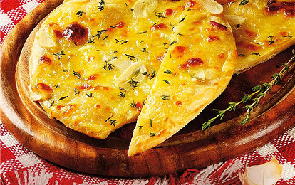 Чесночная пицца с моцареллой