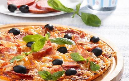 Острая пицца с салями, беконом и колбасой