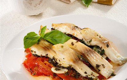 Рыбное филе с помидорами и чесноком