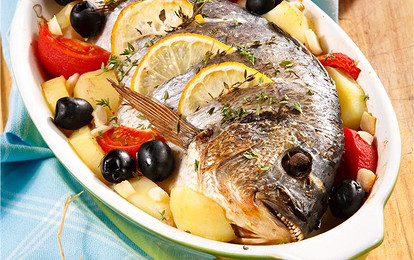 Запеченный окунь с помидорами и маслинами