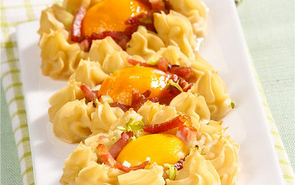 Яичница с беконом в картофельных “гнездах”