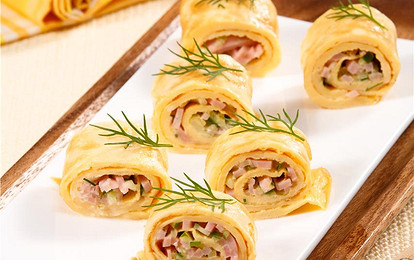 Рулет из омлета с ветчиной и огурцами