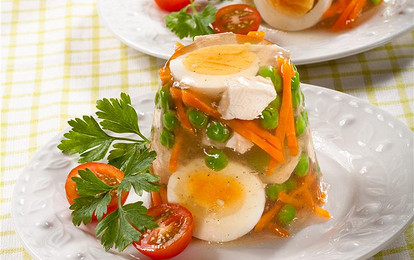 Заливная куриная грудка с яйцом