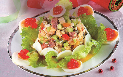 Салат Оливье с языком, курицей и креветками