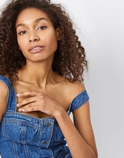 Спросили у стилиста: с чем и куда носить джинсовый сарафан на лямках (37 модных образов на любой случай)