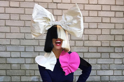 Певица Sia в 44 года стала бабушкой