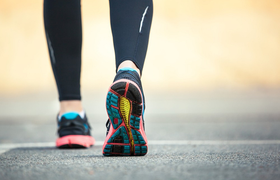 Топ женских беговых кроссовок: выбираем лучшую экипировку со спортивным врачом и фитнес-тренером