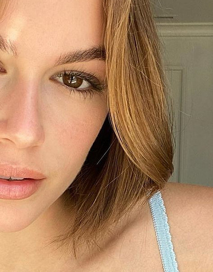 Кайя Гербер показала, как носить кожаные леггинсы с поясом и кружевным боди