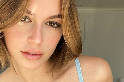 Кайя Гербер показала, как носить кожаные леггинсы с поясом и кружевным боди