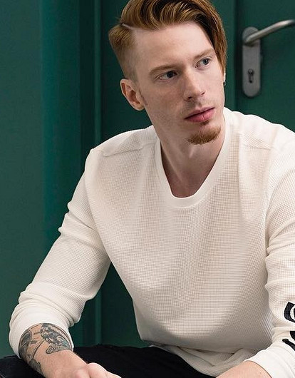 Никита Пресняков сыграл на гитаре для 6-летних детей Аллы Пугачевой и Максима Галкина (видео)