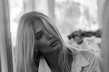 «Прощай, блонд»: Эмили Ратаковски решила избавиться от светлого окрашивания