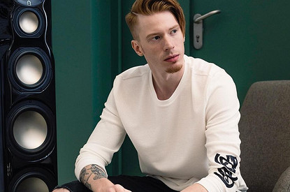 Никита Пресняков сыграл на гитаре для 6-летних детей Аллы Пугачевой и Максима Галкина (видео)