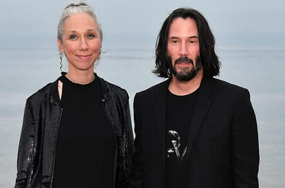 67-летняя фанатка Киану Ривза начала преследовать его возлюбленную (дошло до суда)