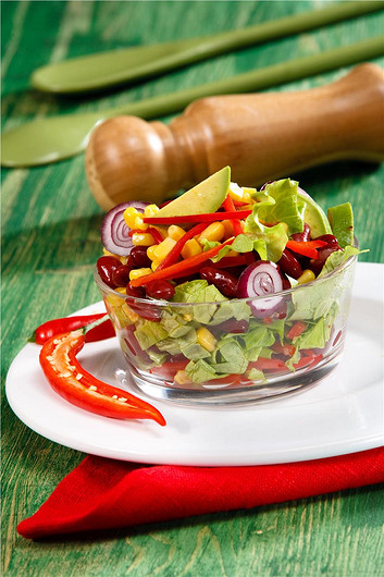 Мексиканский салат с кукурузой, красной фасолью и авокадо