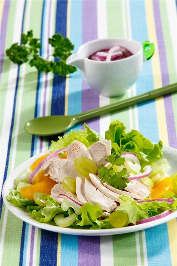 Салат из курицы и фруктов