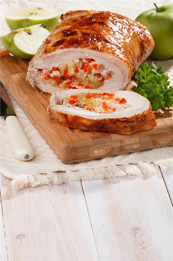 Рулет из свинины с яблоком и сладким перцем