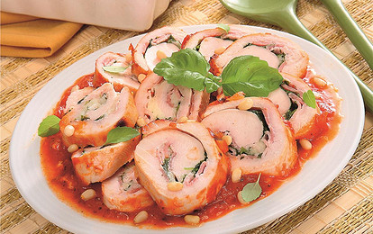 Рулет из индейки с беконом и соусом из томатной пасты, сыра и кедровых орешков