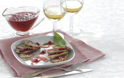 Утиная грудка в брусничном соусе