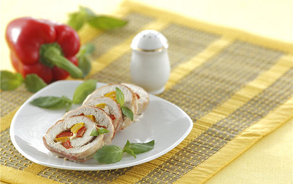 Рулет из индейки со сладким перцем