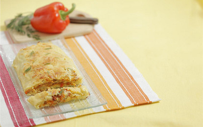 Картофельный рулет с овощной начинкой