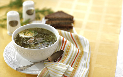 Зеленые щи со щавелем и шпинатом