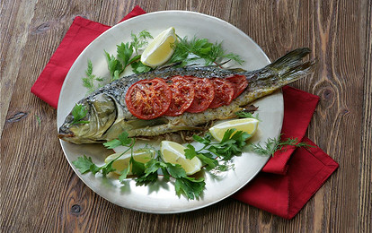 Запеченный карп с орехами