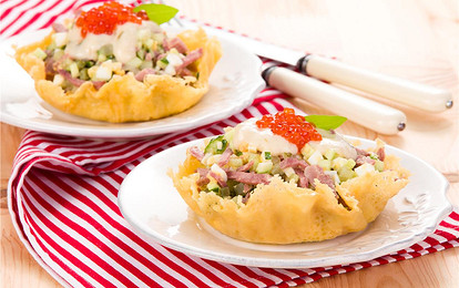 Сырные корзиночки с начинкой из вареного яйца и красной икрой