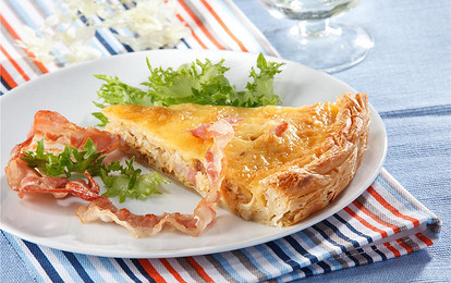 Пирог из слоеного теста с  квашеной капустой