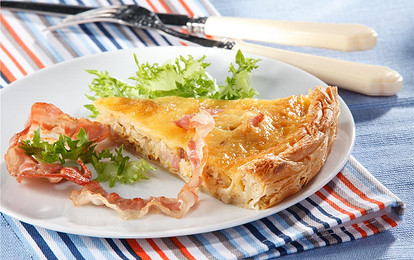 Пирог из слоеного теста с квашеной капустой