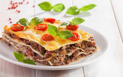 Мясная лазанья с сыром и томатным соусом