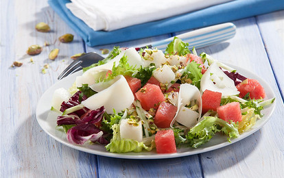 Салат с кусочками дыни, арбуза и огурца