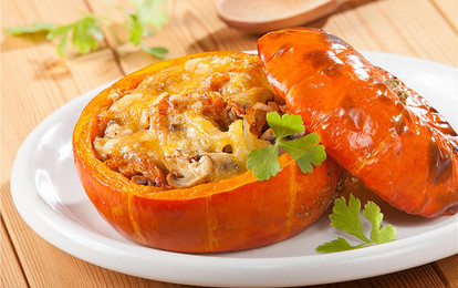 Овощное рагу с грибами и сыром, запеченное в тыкве
