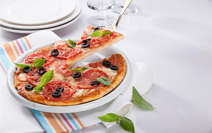 Пицца на кефирном тесте с индейкой и шалфеем