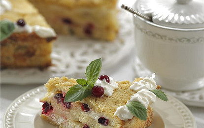 Шарлотка из хлеба с яблоками и клюквой