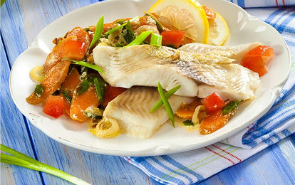 Овощное рагу с тушеным рыбным филе